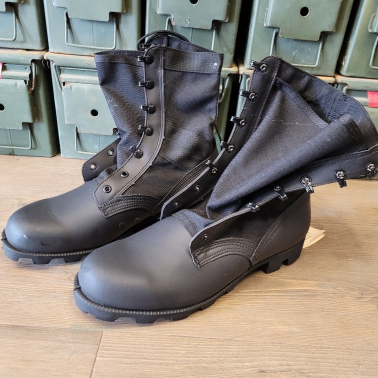 Jungle Boots Black size 9